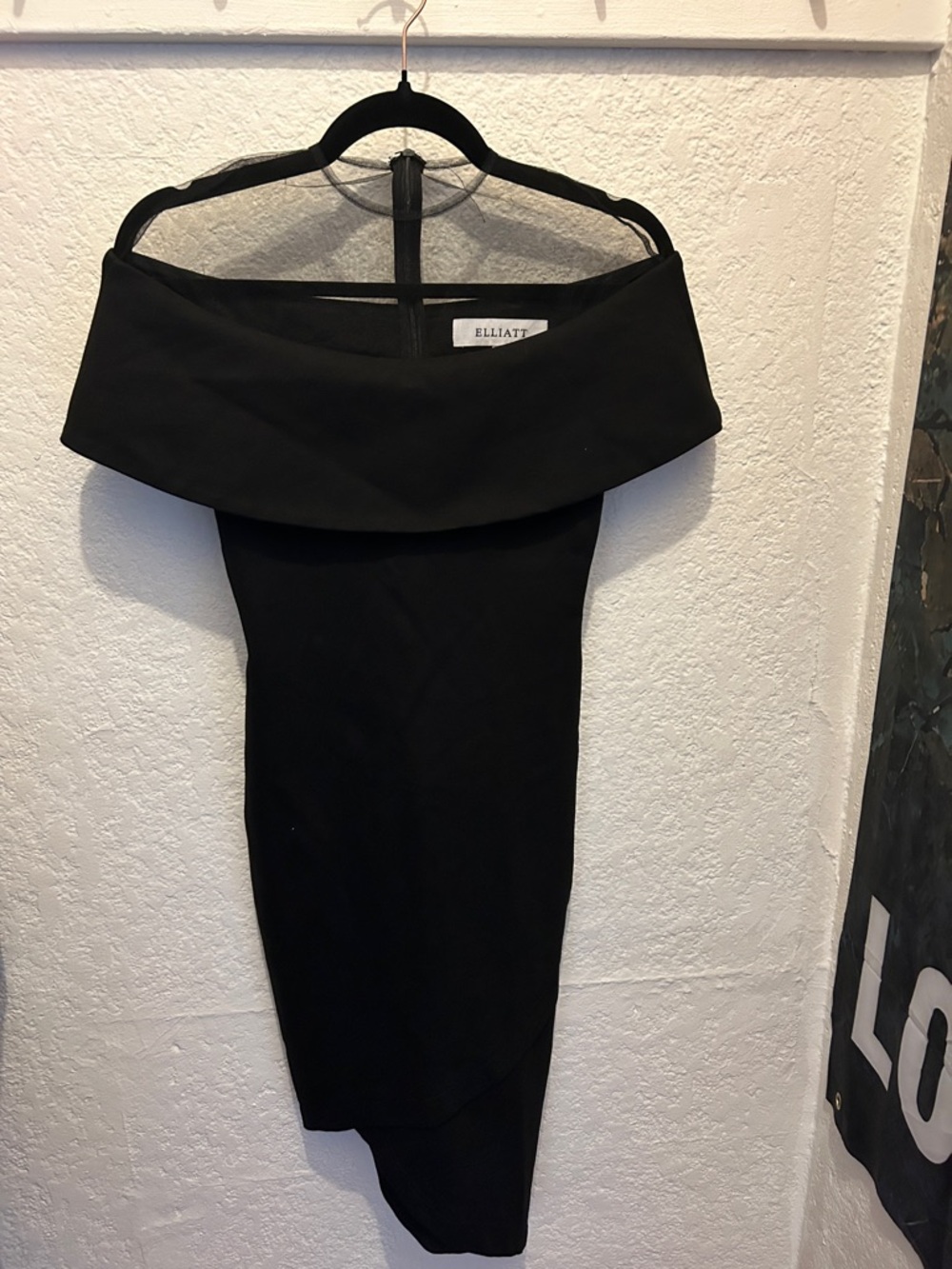 Elliatt Black Off-The-Shoulder Asymmetric Dress